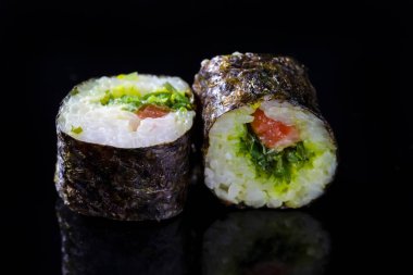 Japon mutfağı. Somon ve Laminaria 'yla geleneksel suşi rolls with Black' in Macro çekimi. Yatay Resim