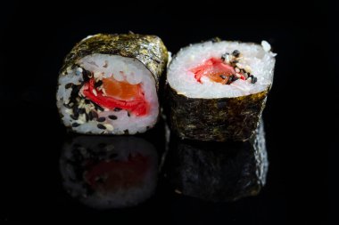 Japon Mutfak Fikirleri. Siyahi Yansıtıcı Yüzeyde İki Geleneksel Somon, Zencefil ve Turuncu 'nun Macroshot' u. Yatay Resim Kompozisyonu