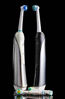 Oral Bakım Konsepti. Siyah Arkaplanda Ayrı Eklentileri olan Profesyonel Elektrikli Diş fırçaları. Dikey Resim