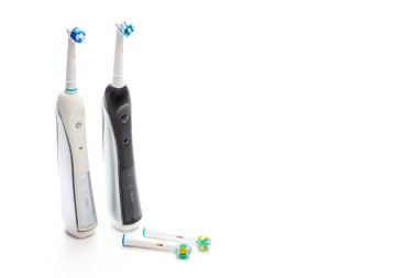 Oralcare Konseptleri. Beyaz üzerine yerleştirilmiş yedek diş fırçaları ile Profesyonel Elektrikli Diş fırçaları. Yatay Resim