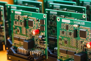 Yüzey Bağlı Bileşenlerle Yazdırılmış Devre Tahtalarını Kullanmaya Hazır Toplu. 