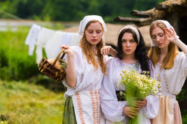 Kırsal Çevre 'de Geleneksel Kırsal Kostümler İçinde Birlikte Poz Veren Üç Güzel Beyaz Kız Arkadaş Portresi. Yatay Resim