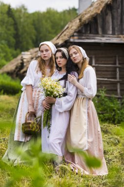 Kırsal Çevre 'de Geleneksel Kırsal Kostümler İçinde Birlikte Poz Veren Üç Güzel Beyaz Kız Arkadaş Portresi. Dikey Resim