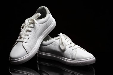 Spor Futbol Konsepti. Siyah Arkaplanda Beyaz Ayakkabı Ayakkabısı. Yatay Resim