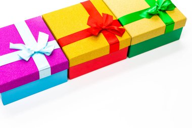 Birçok renkli paketlenmiş hediye kutusu beyaz arka plana karşı aynı hizada. Yatay Resim