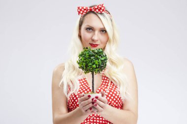 Ellerinde Yeşil Bitki olan Kafkas Kadın 'ın portresi. Yatay Resim Kompozisyonu