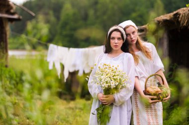 Kır Çevresi 'nde Sepet ve Çiçeklerle Birlikte Poz Veren İki Güzel Beyaz Kızın Doğal Portresi. Yatay Resim