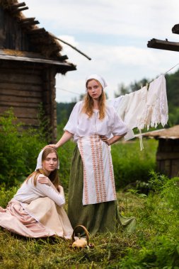 Kırsal Kostümlü İki Güzel Kafkas Kız Arkadaşı Kırsal Çevrede Birlikte Poz Veriyor. Dikey Resim
