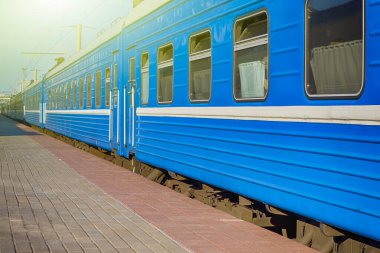 Gündüz vakti İstasyon Platformlarında standart mavi tren vagonları. Yatay Resim