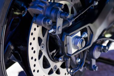 ABS sensörü ve Fren Pistonları olan Motosiklet Arka Tekerlek Fren Diski Macro çekimi. Yatay Resim Yönlendirmesi