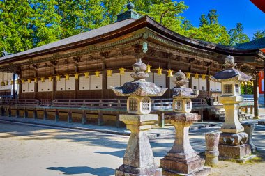 Japonya 'daki Koya Dağı' nda Geleneksel Fenerler Hattı ile Danjo Garan Kutsal Tapınağı kısmen görülüyor. Yatay Resim Kompozisyonu