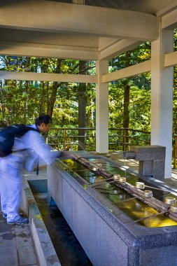 Koyasan, Japonya - 6 Kasım 2019: Koyasan, Japonya 'daki Danjo Garan Tapınağında Erkek Yıkama Havzası