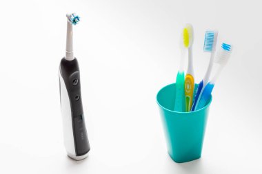 Profesyonel Elektrikli Diş fırçası Beyaz Arkaplanda Dört Elle Diş Fırçası. Yatay Resim