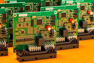 Elektronik tahtalar. Yüzeyde Bağlı Bileşenlerle Üretilmiş Yazdırılmış Devre Tahtalarının Düzeni. Yatay Resim