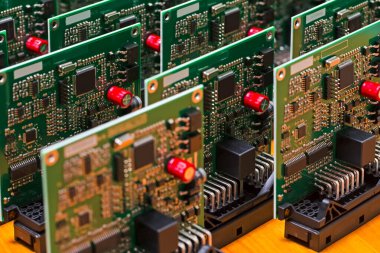 Elektronik kavramlar. Yeni Üretilmiş Otomotiv Baskılı Yüzey Bağlı Bileşenleri Yığını. Yatay Resim