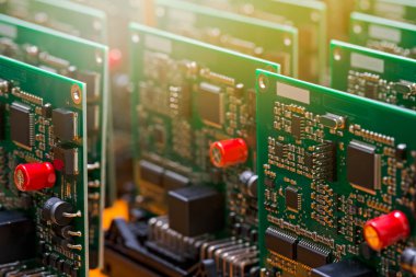 Elektronik fikirler bunlar. Otomotiv baskılı devre panolarının lehimli SMD ya da Yüzey Bağlı Bileşenleri ile yakın plan çekimi. Yatay Resim Kompozisyonu