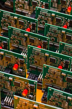 Elektronik fikirler bunlar. Yazılı devre panolarının yakın plan çekimi lehimli kitle imha silahı ya da yüzeye monte bileşenleri. Dikey Resim Kompozisyonu