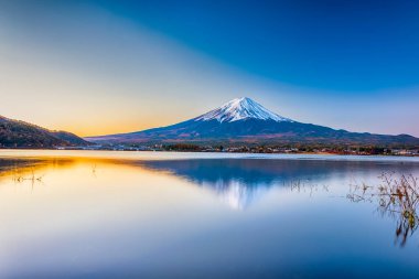 Japonya 'nın Çöküşü. Japonya 'daki Picturesque Fuji Dağı' nın önündeki Tranquil Kawaguchiko Gölü. Yatay Resim Kompozisyonu