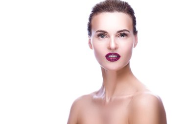 Cilt Bakımı Güzel Portresi. Beyaz 'a Karşı İzole Edilmiş Kameraya Bakan Mükemmel Taze ve Temiz Ciltli Güzel Kafkas Modeli. Yatay Kompoziton