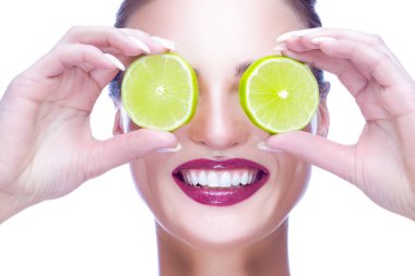 Diş Hekimliği ve Fikirler. Beyaz arka planda yeşil limonlu mükemmel beyaz gülüşlü beyaz kadın portresi. Yatay Resim