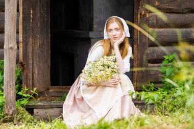 Kırsalda, Papatya Tarzı Tarzı 'nda Dinlenen Sakince Sarışın Kız. Yatay Resim Kompozisyonu