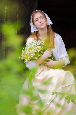 Kırsalda, Papatya Tarzı Tarzı 'nda Dinlenen Sakince Sarışın Kız. Dikey Resim Kompozisyonu