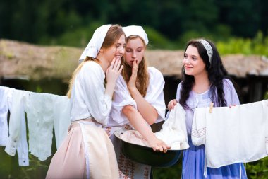 Üç Gülen Kafkasyalı Kız Kırsal Bölge 'de Çarşaf Havzası ile Geleneksel Kırsal Kostümlerle Birlikte Duruyor. Yatay Bileşim