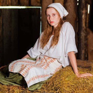 Kır Tarzı Giyimli Beyaz Saçlı Genç Güzel Kızın Klasik Portresi İçerideki Samanlıkta Dinleniyor. Kare Resim