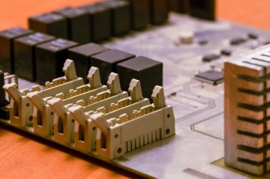 Elektronik Konseptler. Tümleşik Devreler ve Yüzey Bağlı Bileşenlerle Tozlu Kullanılmış Devre Tahtasının Kapalı Makro Çekimi. Yatay Görüntü Yönlendirmesi