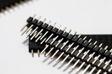 Düz PCB Bağlantılar Macro Shot Beyaz Arkaplan Karşısında Toplu Yerleştirildi. Yatay Yönlendirme