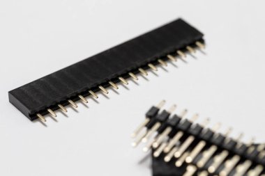 Ayrı PCB Bağlayıcısının Beyaz Arkaplan Karşısında Macro Atışı. Yatay resim