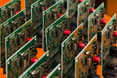 Elektronik kavramlar. Üretilen Otomotiv Baskılı Devre Tahtalarının Yüzeye Bağlı Bileşenleri. Yatay Görüntü