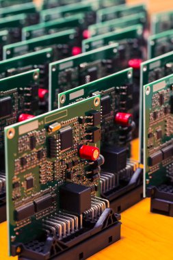 Elektronik kavramlar. Yeni Üretilmiş Otomotiv Baskılı Yüzey Bağlı Bileşenleri Yığını. Dikey Resim Kompozisyonu