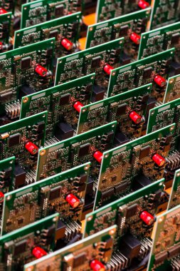 Lehim SMD ya da Yüzey Bağlı Bileşenleriyle Üretilmiş Otomotiv Baskılı Devre Tahtalarının Kapalı Görüntüsü. Dikey Resim Kompozisyonu