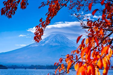 Romantik Japon Bağımsızlığı. Kawaguchiko Gölü Picturesque Fuji Dağı 'nın önünde, Foregound, Japonya' da Küçük Tekne ile. Yatay Resim Kompozisyonu