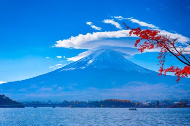 Romantik Japon Bağımsızlığı. Kawaguchiko Gölü, Picturesque Fuji Dağı 'nın önünde, Japonya' da Küçük Tekne ile birlikte. Yatay Resim