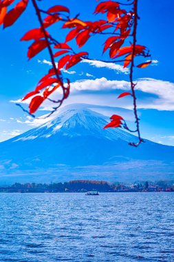 Romantik Japon Bağımsızlığı. Kawaguchiko Gölü, Picturesque Fuji Dağı 'nın önünde, Japonya' da Küçük Tekne ile birlikte. Dikey Resim