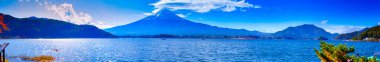 Japon Seyahat Belgeleri. Japonya 'daki Picturesque Fuji Dağı' nın önündeki Tranquil Kawaguchiko Gölü. Panoramik Resim