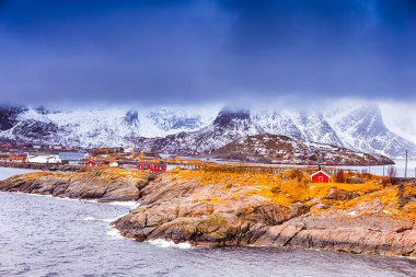 Norveç 'in Lofoten Adaları' ndaki Red Rorbu Evleri 'nin ünlü Turist Çekici Hamnoy Balıkçı Köyü. Yatay Resim Yönlendirmesi