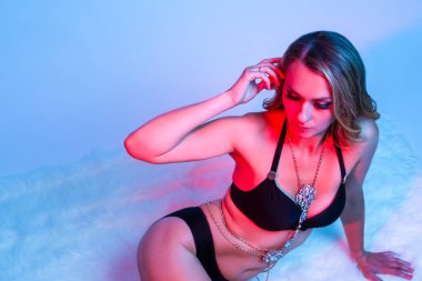 Siyah iç çamaşırlı beyaz kadın portresi. Kürkünde gümüş gerdanlık var. Yatay Çekim