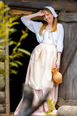 Mutlu Gülümseyen Güzel Kafkas Sarışın Kız 'ın Portresi Clay Jar On Doğa Üzerine. Dikey Kompozisyon