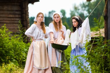 Geleneksel Çarşaf Havzalı Kırsal Giyside Birlikte Üç Huzurlu Beyaz Kız Grubu. Yatay Bileşim