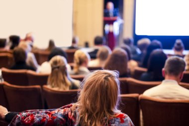 Konferansta İş Adamları Grubu Sahnesinde Beyaz Ekranda Öğretim Üyesi. Yatay Resim Kompozisyonu