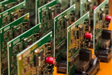 Elektronik kavramlar. Üretilen Otomotiv Baskılı Devre Tahtalarının Yüzeye Bağlı Bileşenleri. Yatay Resim Kompozisyonu