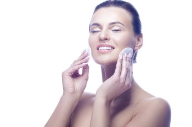 Tranquil Gülümseyen Kafkas Kadın 'ın portresi Taze ve Temiz Ciltli İki Pamuk Yüzlü Tedavi, Kozmetoloji, Güzellik ve Spa için. Yatay Resim