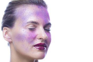 Güzellik Konseptleri. Beyaz Gözler Kapalı Renkli Sanatsal Makyajlı Kafkas Kadın Portresi. Yatay Resim