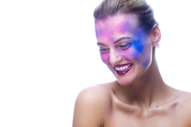 Makro Kafkas Kadın Portresi. Yüzü beyazın üstünde tozlu renkli bir sanatçı makyajıyla. Yatay Resim Yönlendirmesi