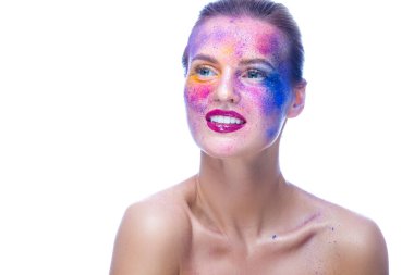 Güzellik fikirleri. Yüzünün her yerinde toz renkli makyaj malzemesi olan Kafkasyalı Kız 'ın Güzellik Kapanış Portresi. Yatay Kompozisyon