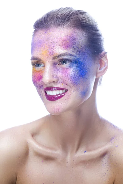 Güzellik fikirleri. Beyaz Yüzünün Yüzünde Renkli Sanatsal Makyajlı, Kafkasyalı Bir Kızın Güzel Kapanış Portresi. Dikey Bileşim