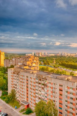 Minsk City 'nin Yüksek Noktadan Alınan Yaz Gecesi Görüntüsü. Dikey resim